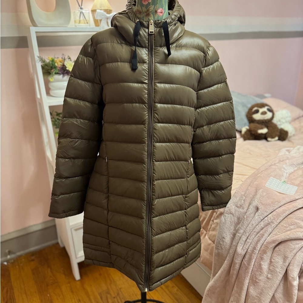 Calvin Klein Women’s Packable Lightweight Premium Down Puffer Jacket